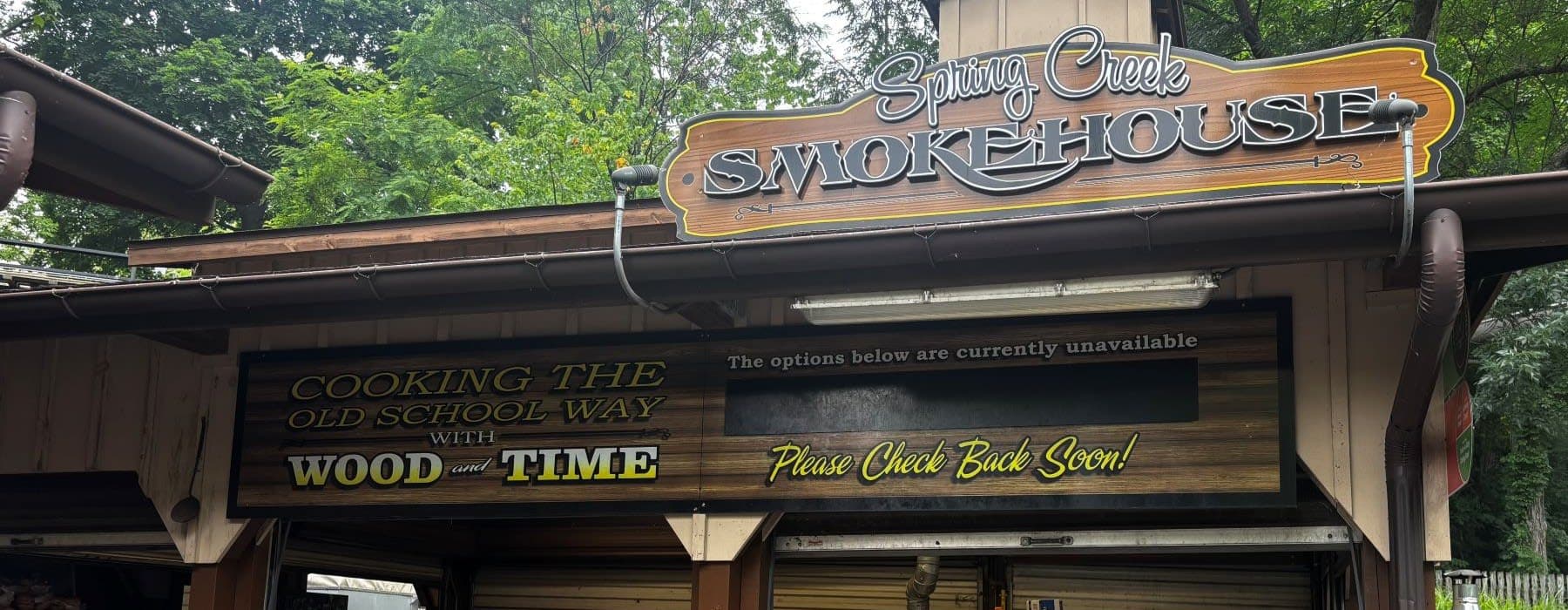 Serves smokehouse favorites like turkey legs, ribs, smoked half chicken, macaroni & cheese, and mash