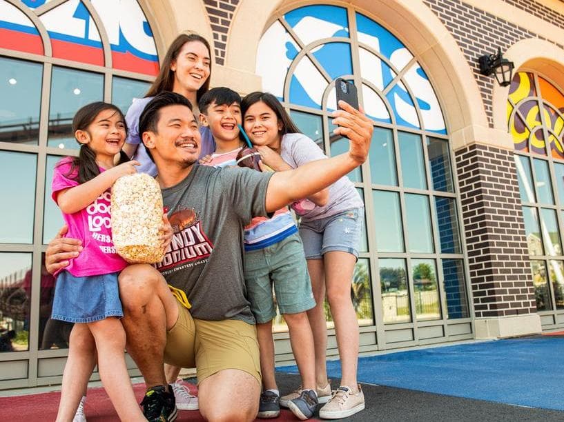 family-taking-selfie-at-hersheypark.jpg