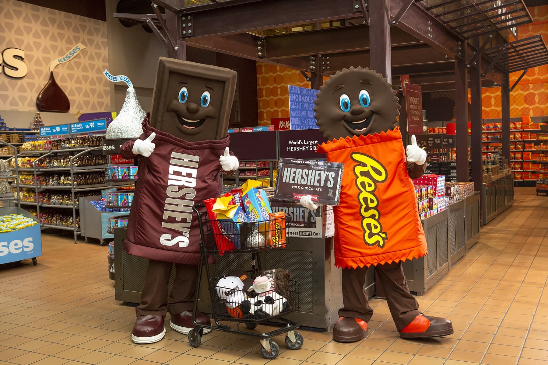 hersheys-characters-shopping-at-chocolate-world.jpg