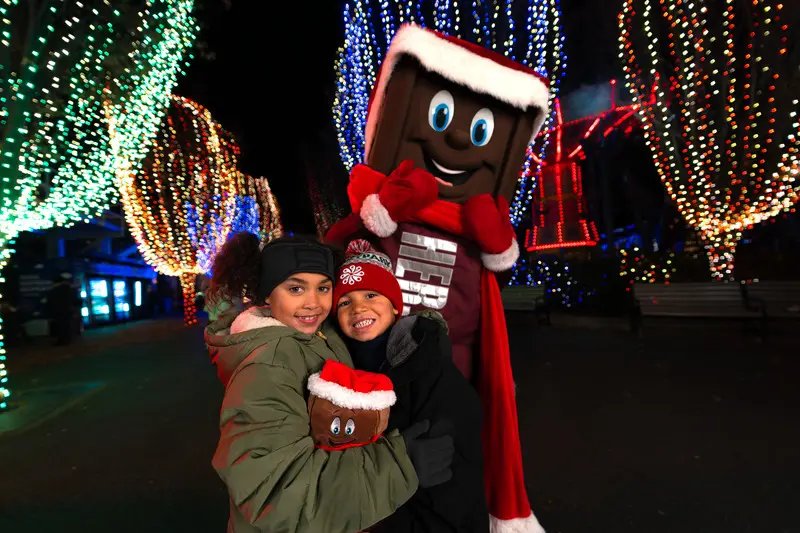 kids with hershey bar character christmas candylane hersheypark