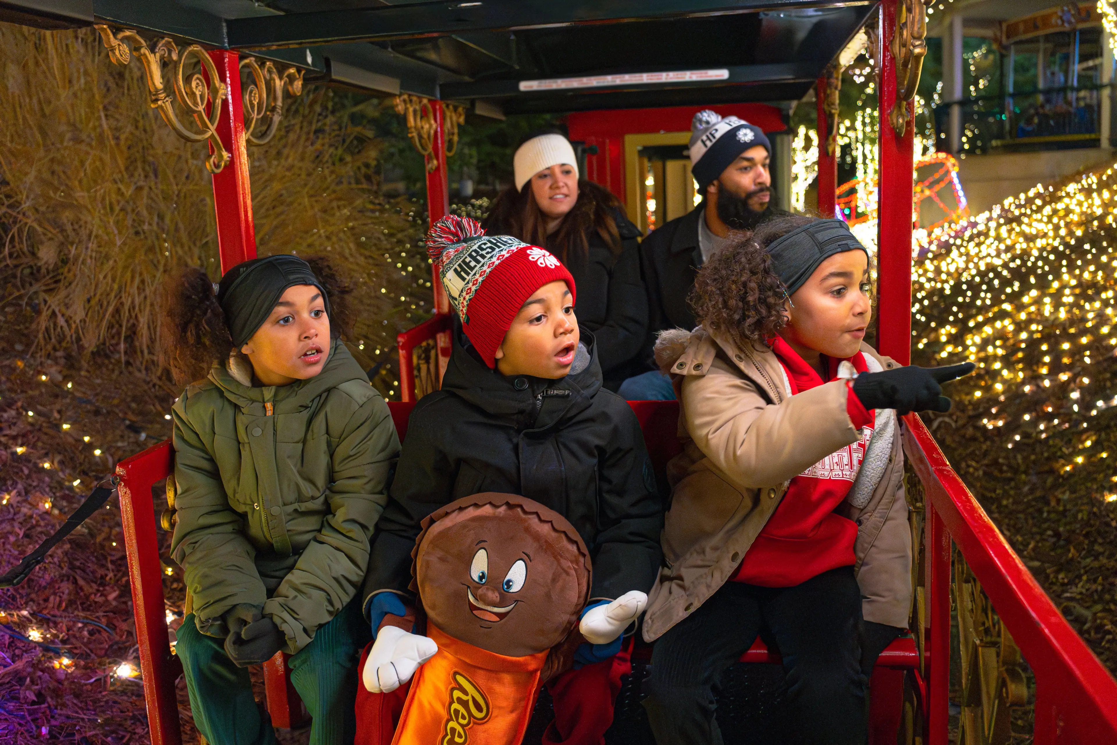 23.HP.CCL.Train.Family Riding.Children Amazed