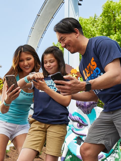 guests-using-the-hersheypark-app-outside-reeses-cupfusion.jpg