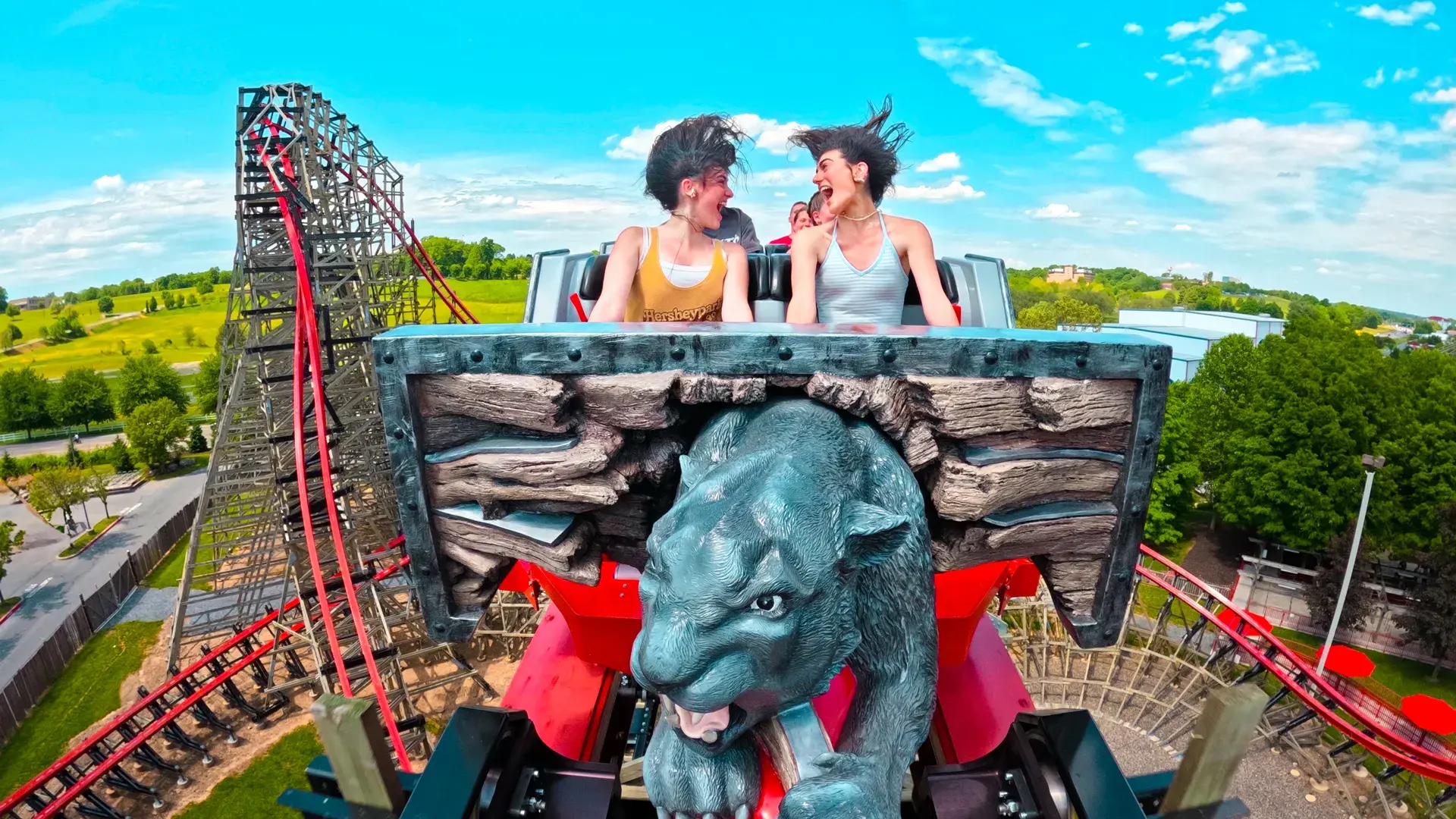 girls riding wildcats revenge at hersheypark