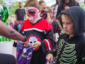 kids trick or treating at hersheypark