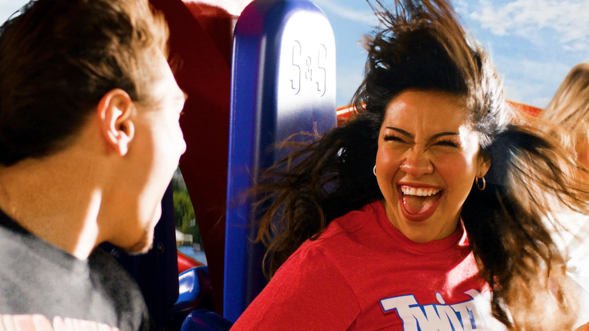 guest-making-a-funny-face-while-riding-twizzlers-twisted-gravity-dynamic-hover.jpg