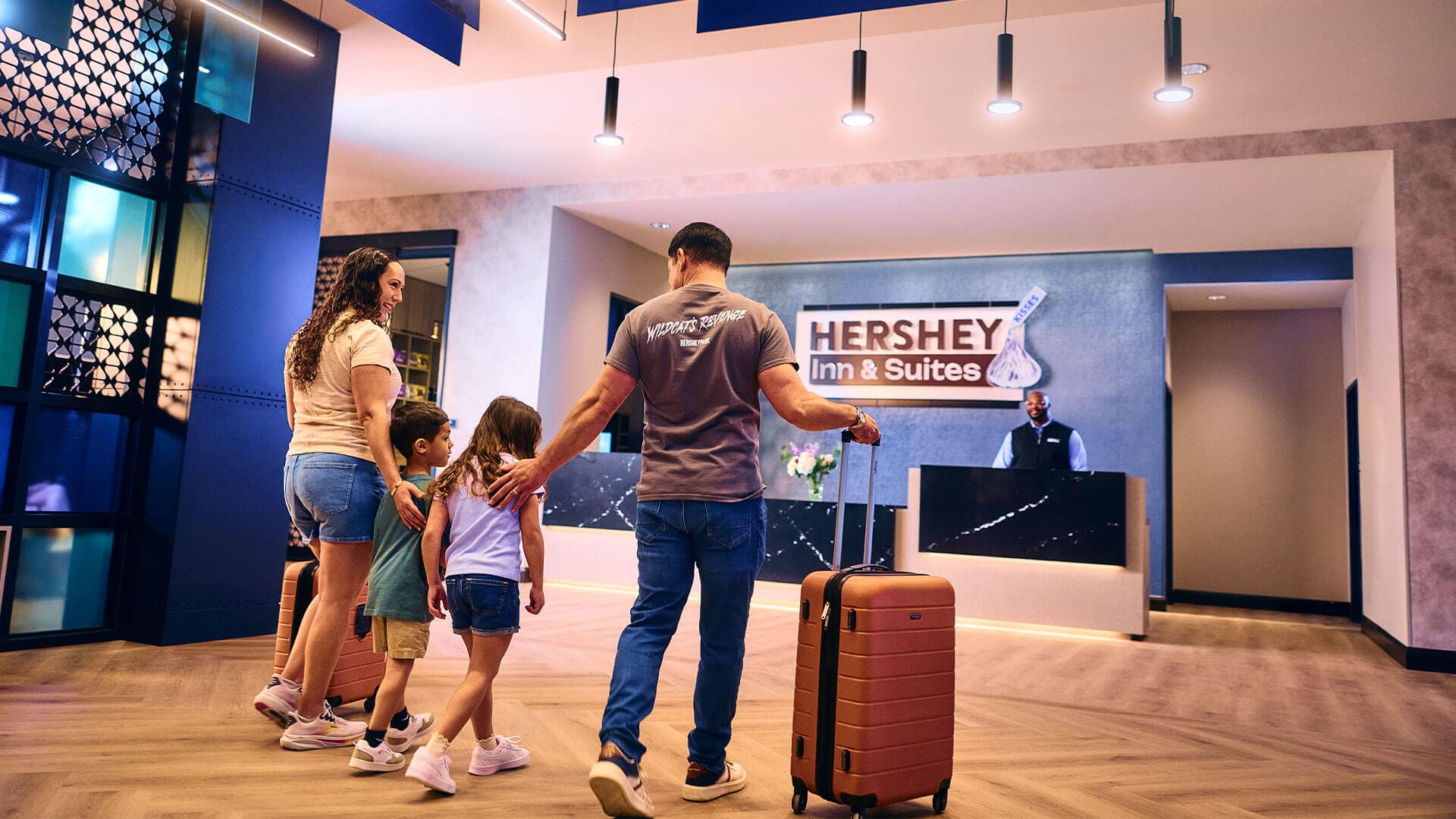 family arriving at hershey inn and suites