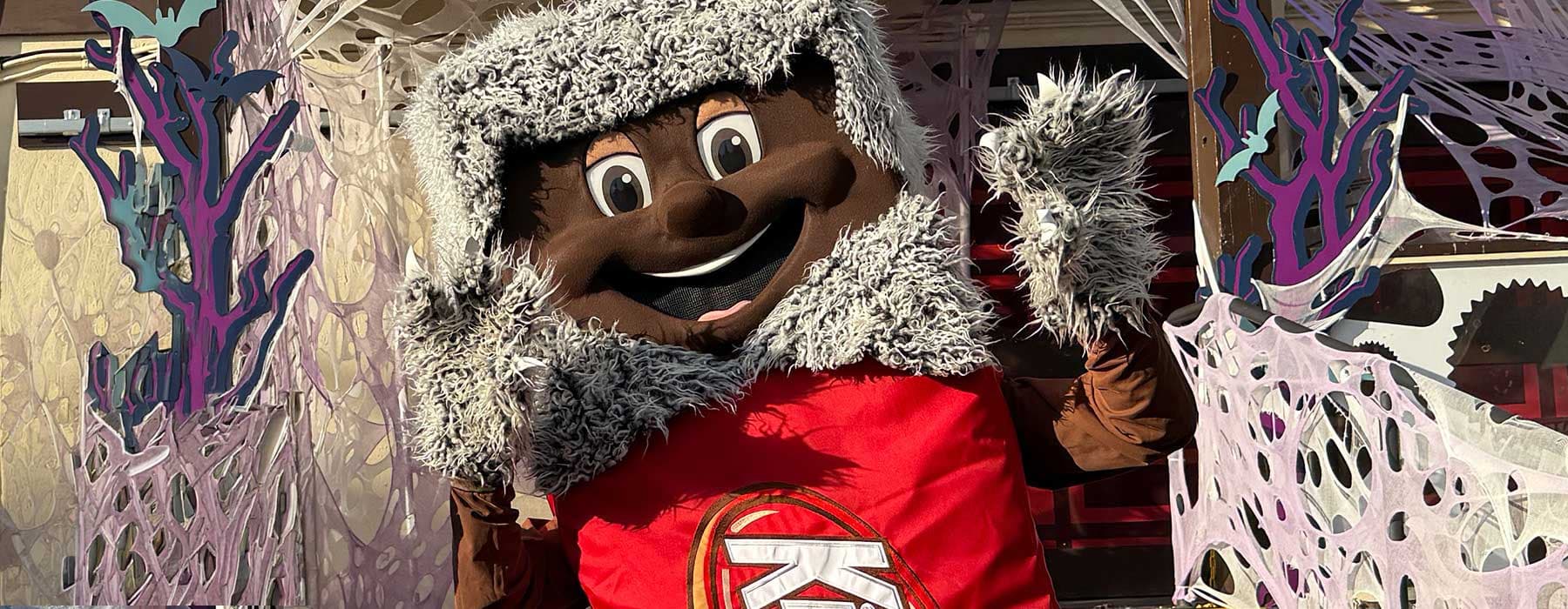 Kit Kat Character at Hersheypark posing for photo with family