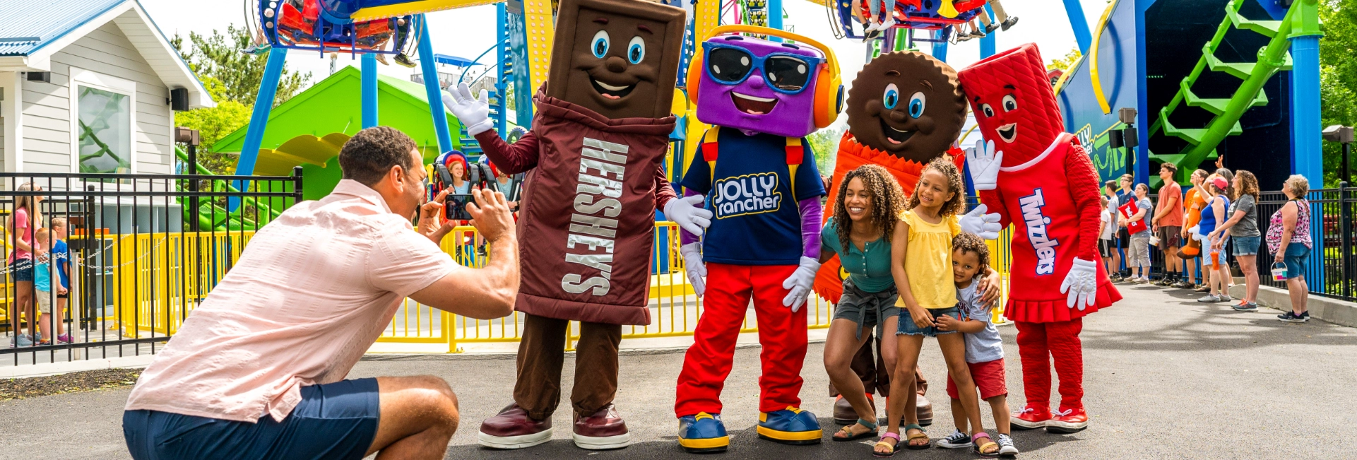 Family taking pictures with the Hersheypark mascots
